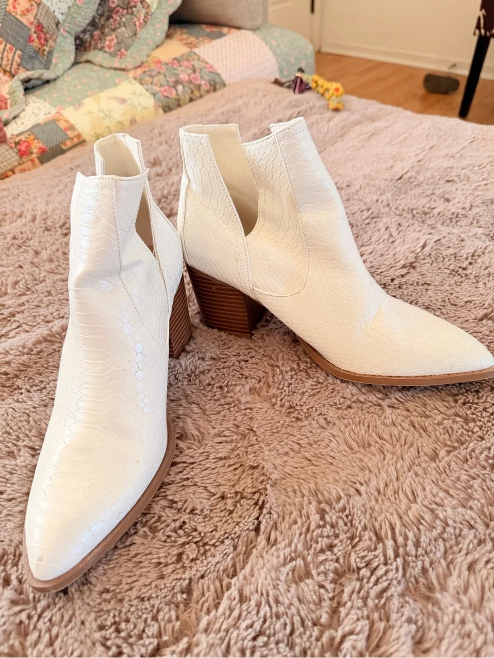 Women's White Textured Chelsea Booties with Block Heel